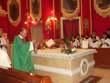 C7 Fr Xerri incensing the altar