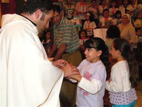 B6 Children with their offerings