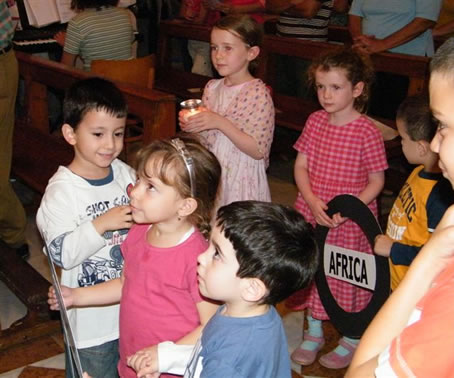 B1 Children with their offerings