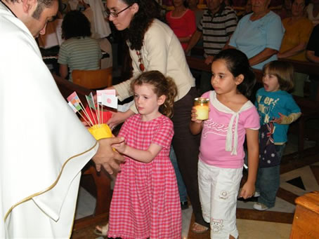 B4 Children with their offerings