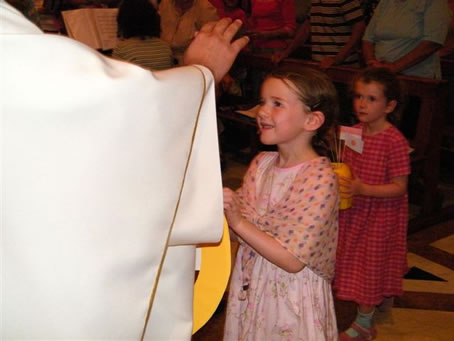 B2 Children with their offerings