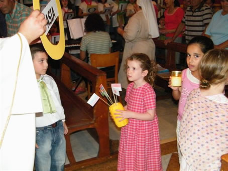 B3 Children with their offerings