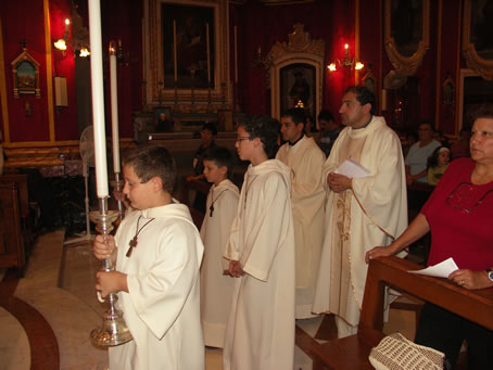 A1 In procession to altar