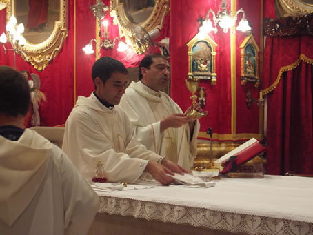 C7 Can Refalo Rapa offering the chalice