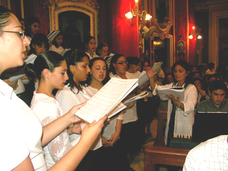 F7 Choir Voci Angeliche singing Eucharistic hymns