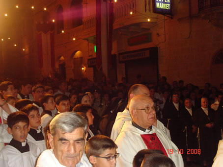 J8 The crowd of faithful in front of Nazzarenu Church