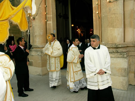 A7 Bishop carries the Holy Eucharist