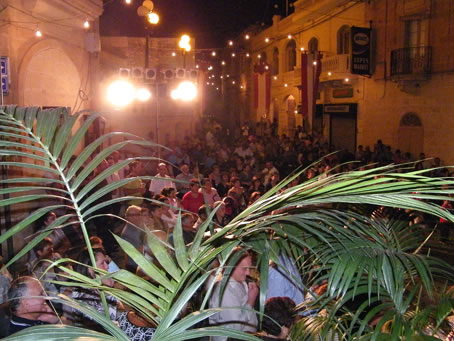 A1 The crowd in front of the Church