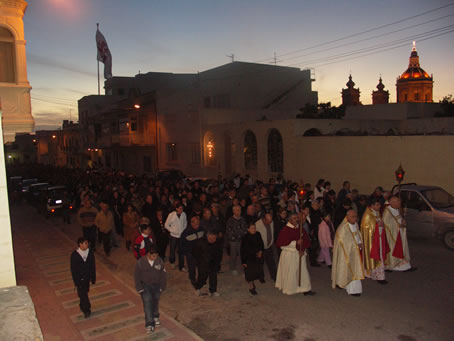 C5 Many hundreds accompany the Archpriest