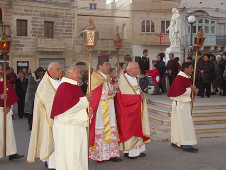 B4 Mgr Archpriest carries the reliquary