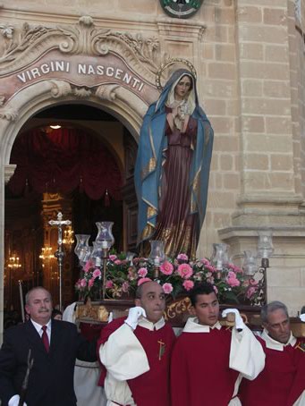 A6 Statue leaves the basilica