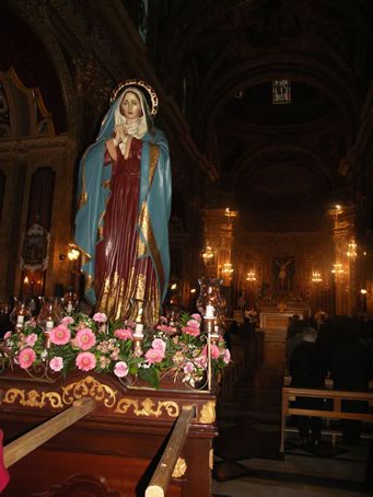 A2 statue next to main door of the Basilica