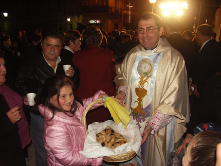 B2 Nathania presents qassatat to Archpriest