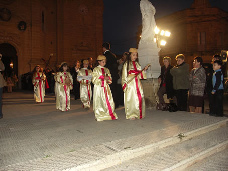 G7 Carrying symbols of the Passion