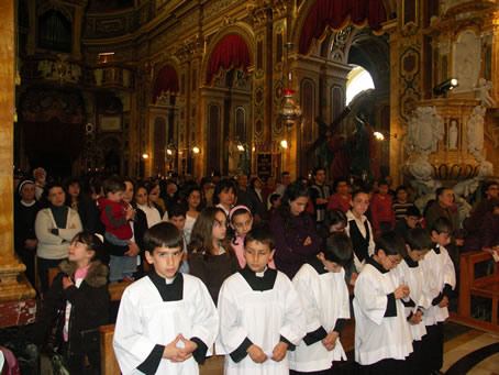 J9 Altar boys and Congregation