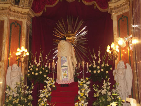 K1 Closing the Holy Eucharist in the tabernacle