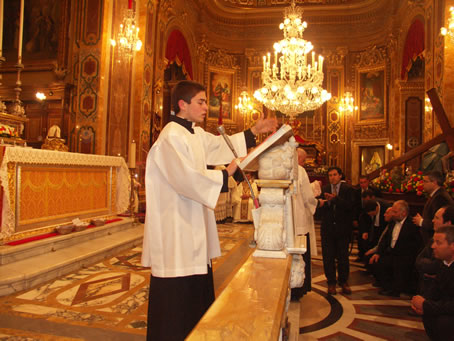 I8 Mario Curmi directing the Congregation in singing