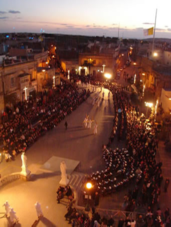 D9 Crosses crossing Victory Square