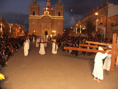 E2 Carrying crosses in fulfilment of vows or thanksgiving