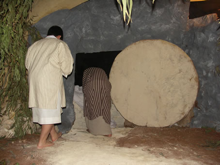 C5 Peter looks inside the tomb