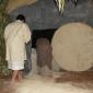 C5 Peter looks inside the tomb