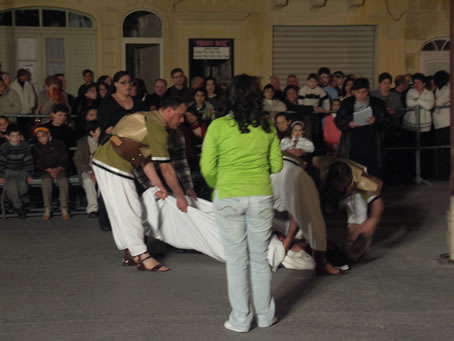 F2 Jesus is carried to rest in the tomb