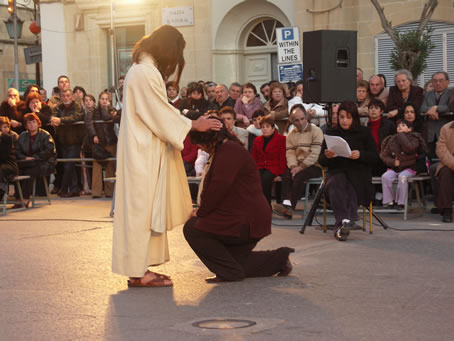 D2 Jesus comforts and blesses the mother whose son died