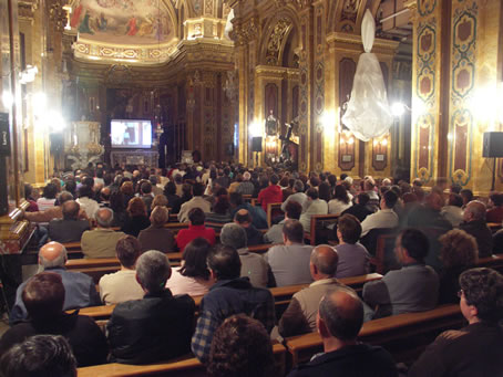 B9 Congregation filling the nave