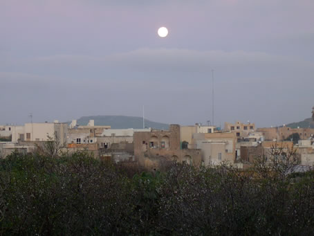 Feb 6 2004 Moon set 7.00a.m.panorama