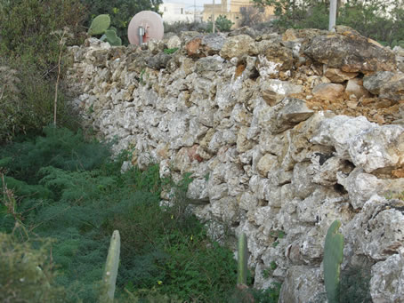 B1 Ages old rubble wall